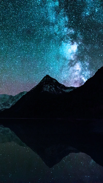 Reflexões galácticas: Montanhas sob uma noite estrelada