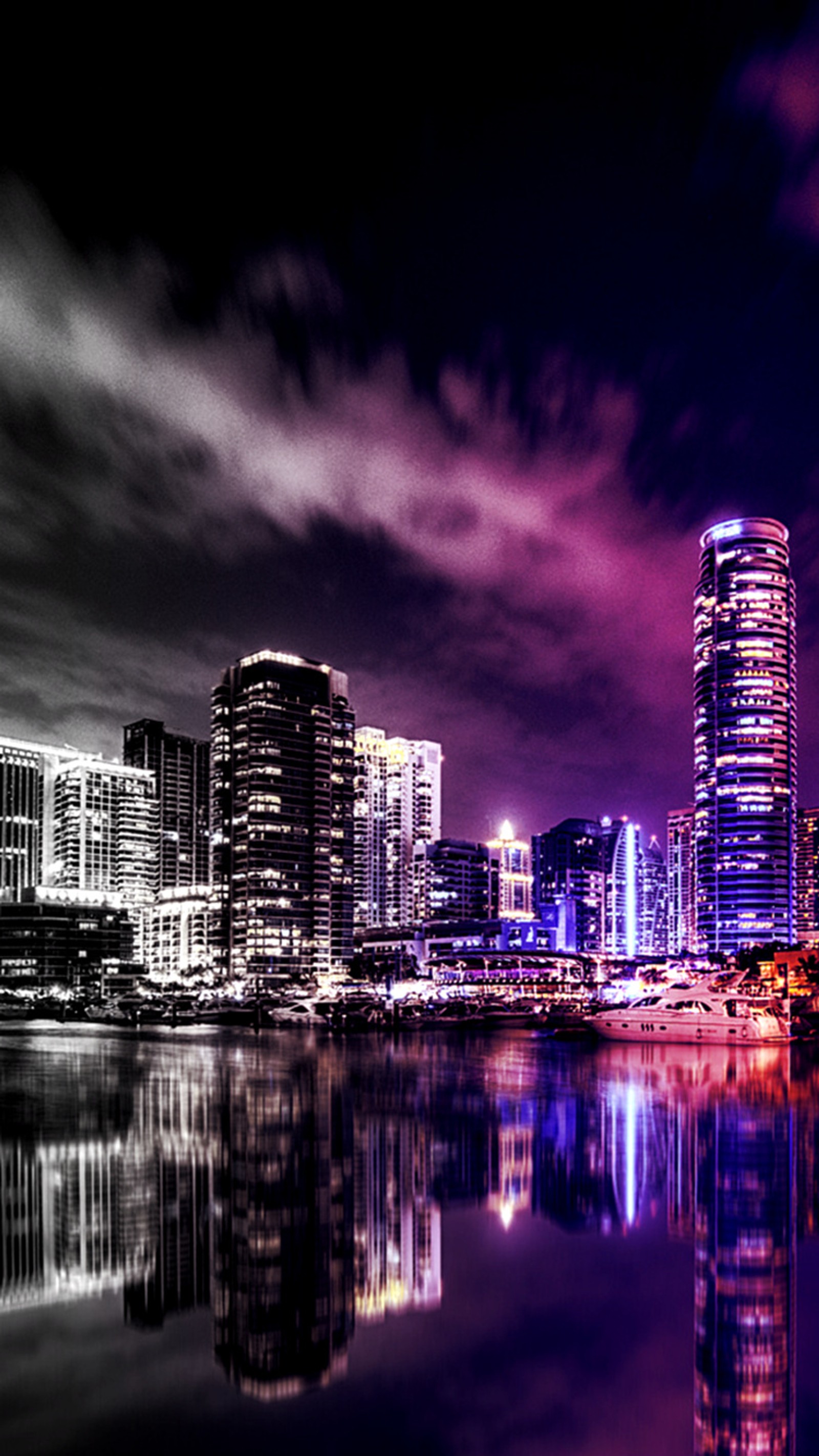 Vista panorâmica do horizonte da cidade à noite com um lago (cidade, luzes, noite)