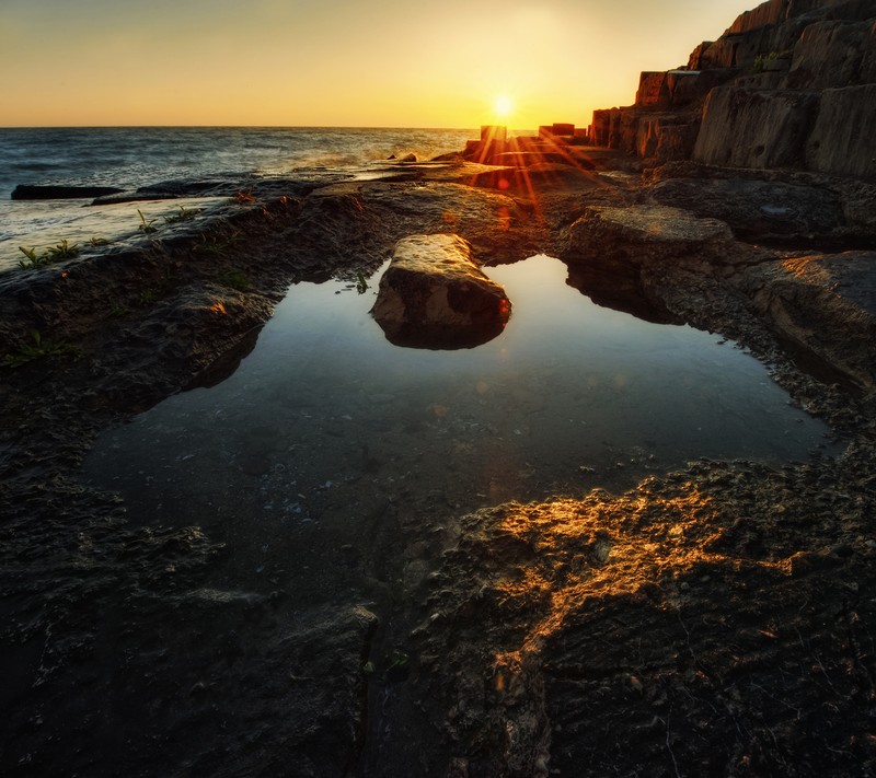 Скала в воде на фоне заката (hd, природа)