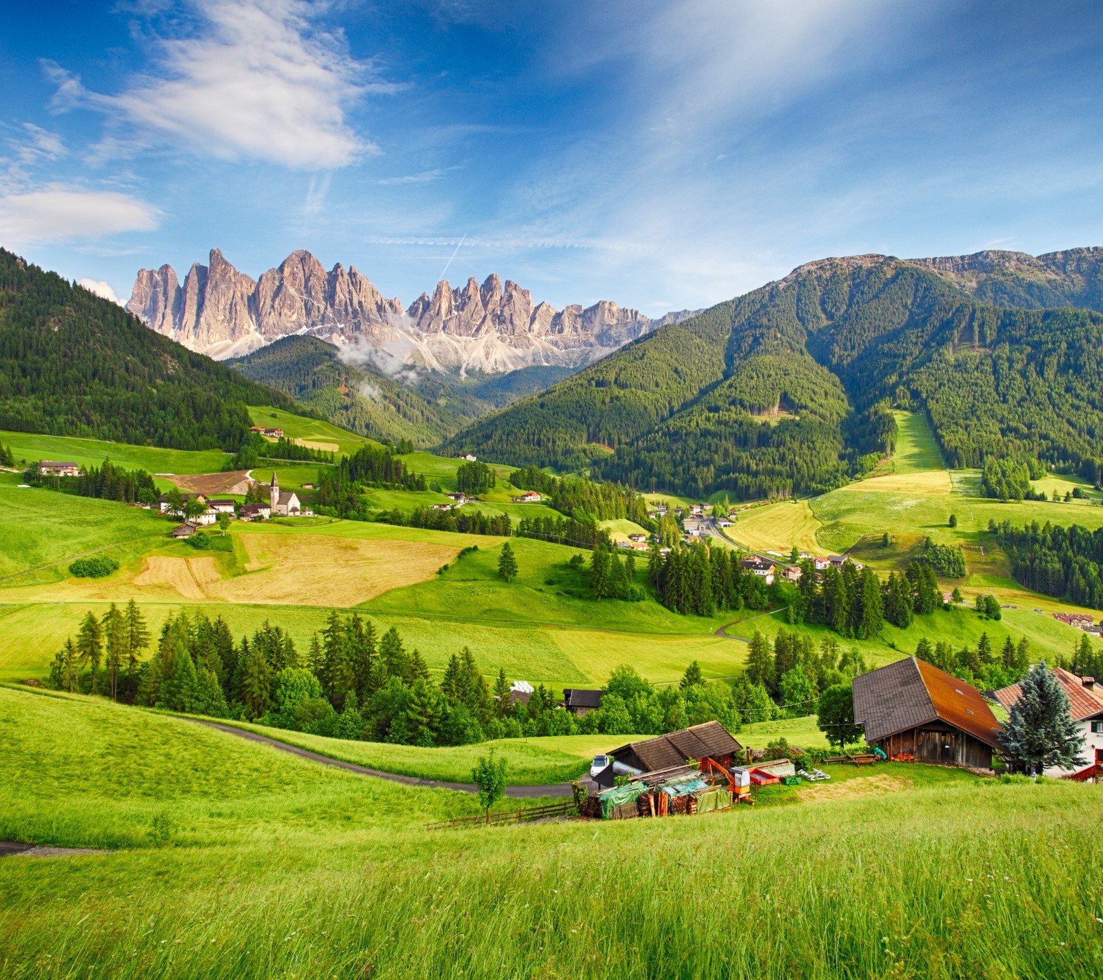 Eine aussicht auf ein grünes tal mit einem kleinen dorf in der mitte (fyfgk, laksudj)