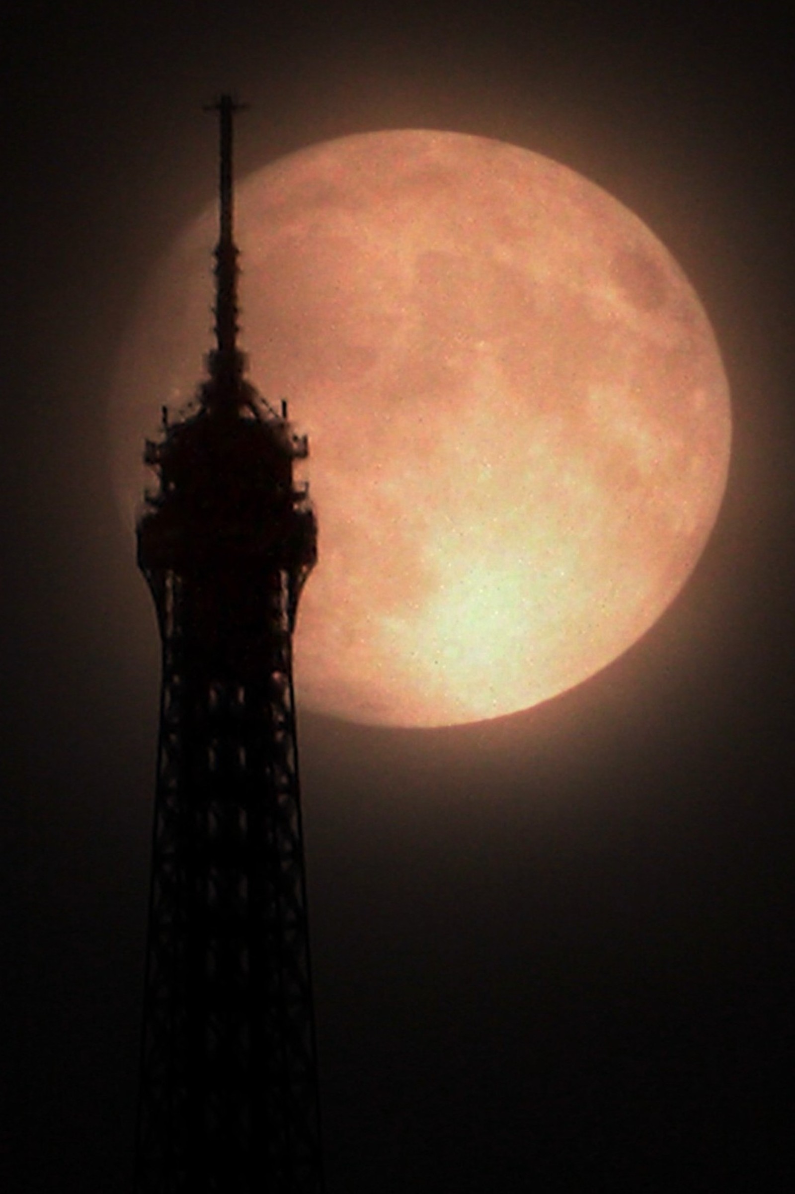 Vista aérea de uma torre com uma lua cheia ao fundo. (frança, lua, noite, noche, super)