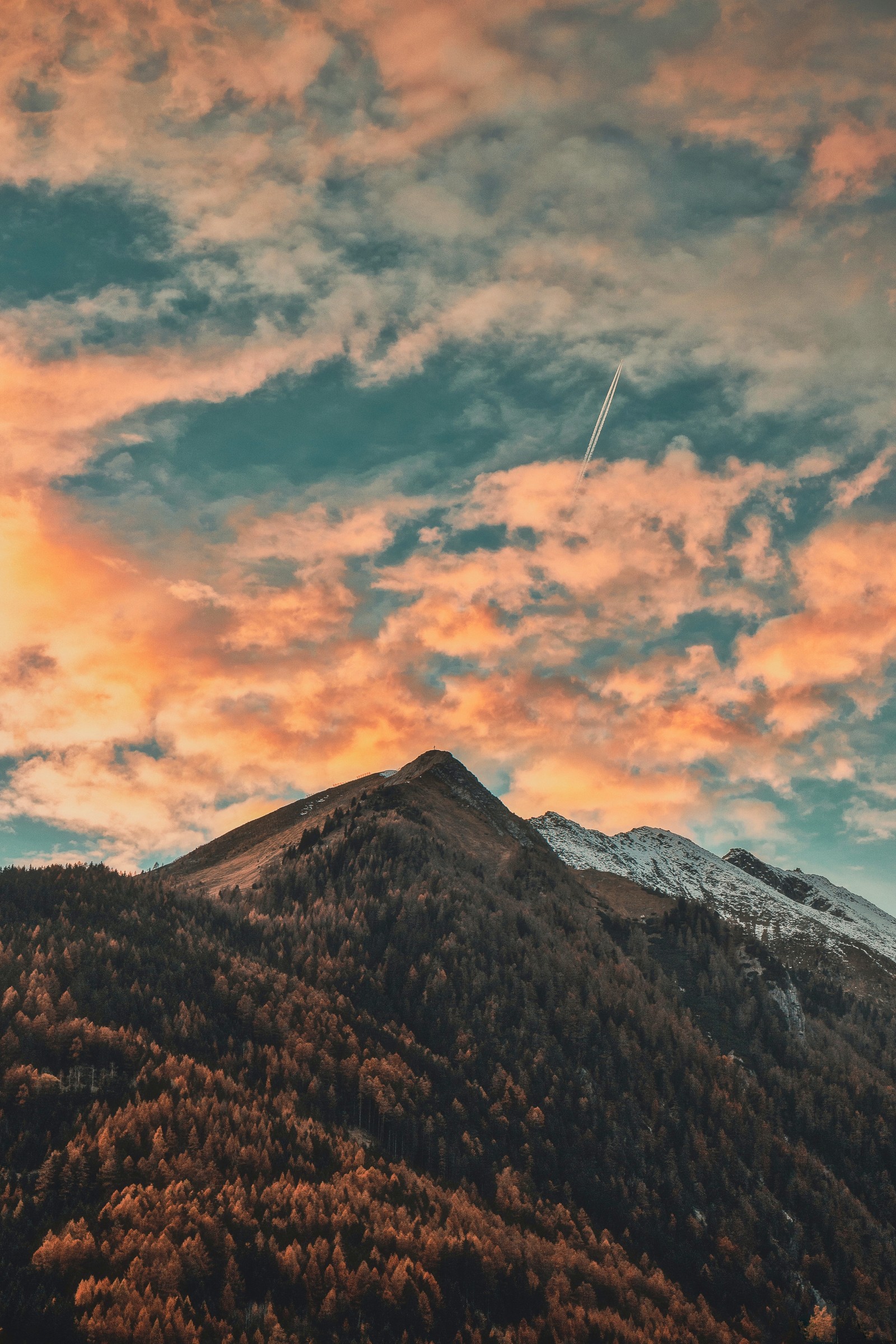 Montañas con un avión volando sobre ellas al atardecer. (alpes, naturaleza, montaña, paisaje, paisaje natural)