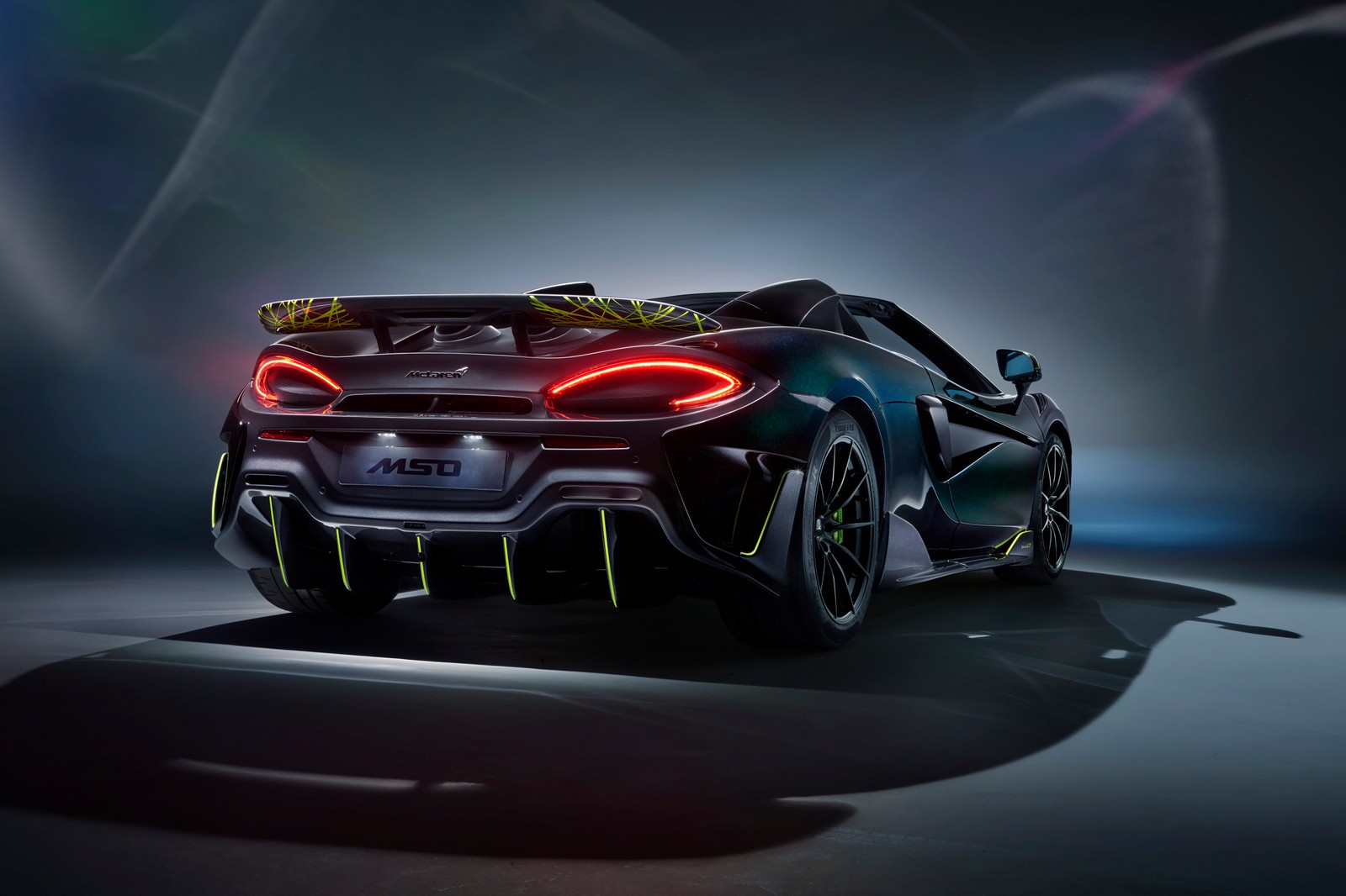 Nahaufnahme eines schwarzen sportwagens mit gelben scheinwerfern (mclaren mso 600lt spider, mso, 2020, 5k, autos)