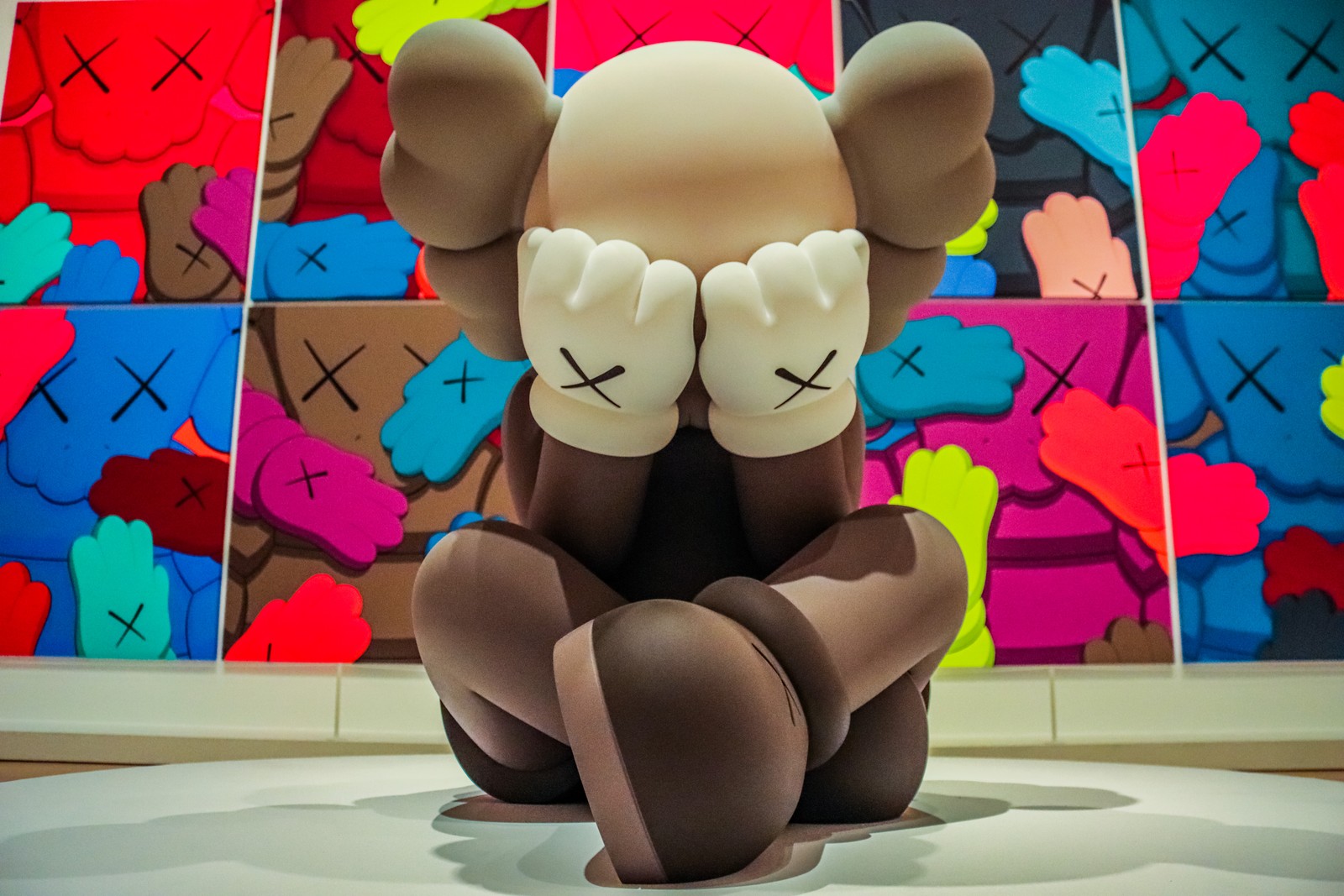 Lade kaws getrennt, kaws companion, traurig, 5k, fotografie Hintergrund herunter