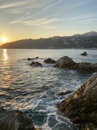 Gelassener Sonnenaufgang über der felsigen Küste