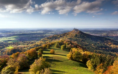 Château majestueux surplombant des prairies d'automne et des collines ondulantes