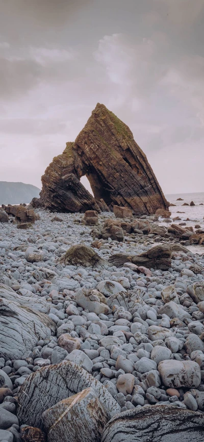 Éperon rocheux unique le long de la côte sereine