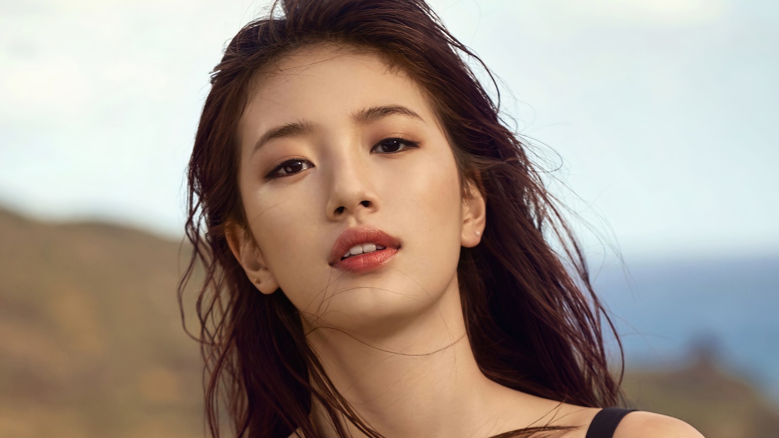 Un gros plan d'une femme aux longs cheveux portant un haut noir (suzy, suji, 수지, bae su ji, 배수지)