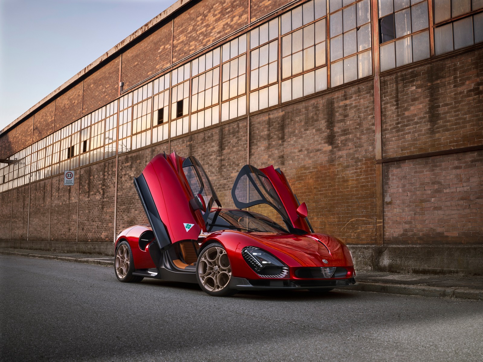 Un gros plan d'une voiture de sport rouge garée dans la rue (alfa romeo 33 stradale, voiture de sport, 2024, 5k, voitures)