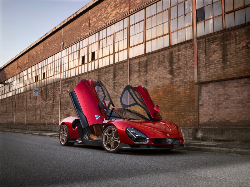 Крупный план красного спортивного автомобиля, припаркованного на улице (alfa romeo 33 stradale, спортивный автомобиль, 2024, 5k, машины)