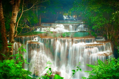 Huai Mae Khamin Wasserfall: Ein ruhiger Wasserfall inmitten üppiger Vegetation