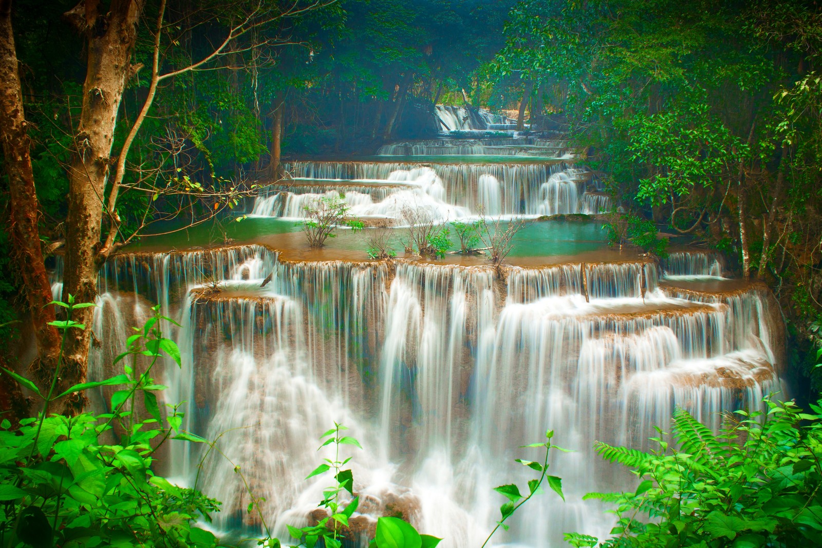 Un primer plano de una cascada con muchas cascadas en ella (cascada huai mae khamin, cascada, naturaleza, verde, agua)