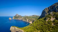 Deslumbrante paisagem costeira com águas azuis serenas e montanhas majestosas