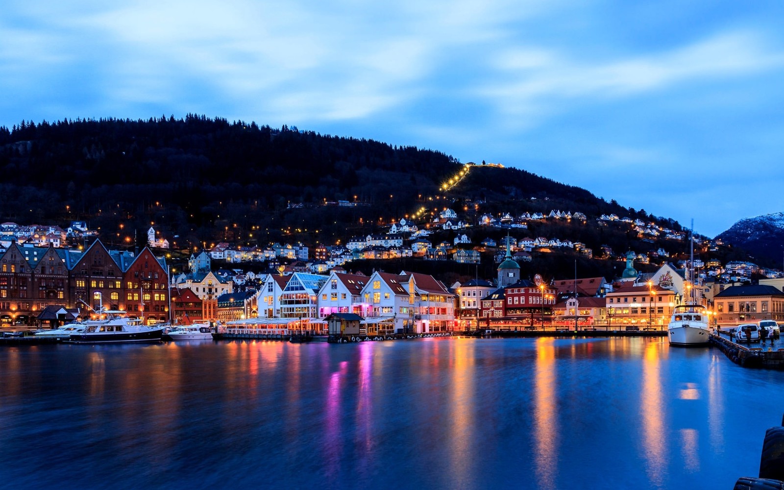 Вид на порт с лодками и зданиями, освещенными ночью (берген, bergen, город, лондон, london)