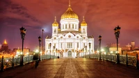 Cathédrale illuminée la nuit : un monument urbain époustouflant.