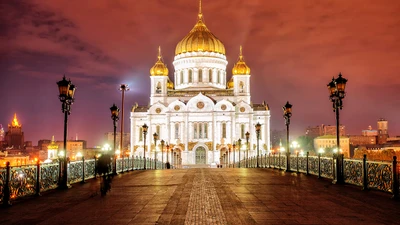 Catedral iluminada por la noche: un impresionante hito urbano.