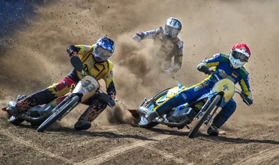 Ação emocionante de motocross: pilotos em alta velocidade em uma pista de terra