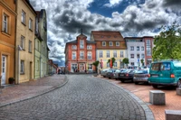 Charmante städtische Straßenszene mit bunten Gebäuden und geparkten Autos