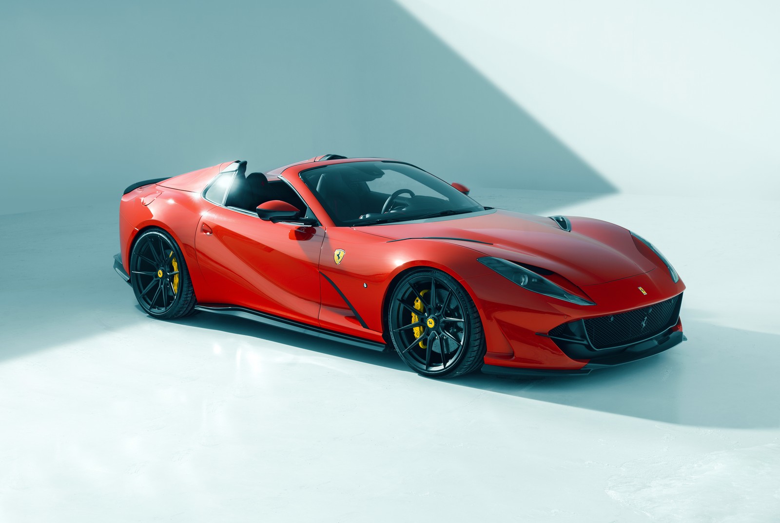 Un coche deportivo ferrari rojo estacionado en una habitación blanca (novitec ferrari 812 gts, 8k, 2021, 5k, coches)