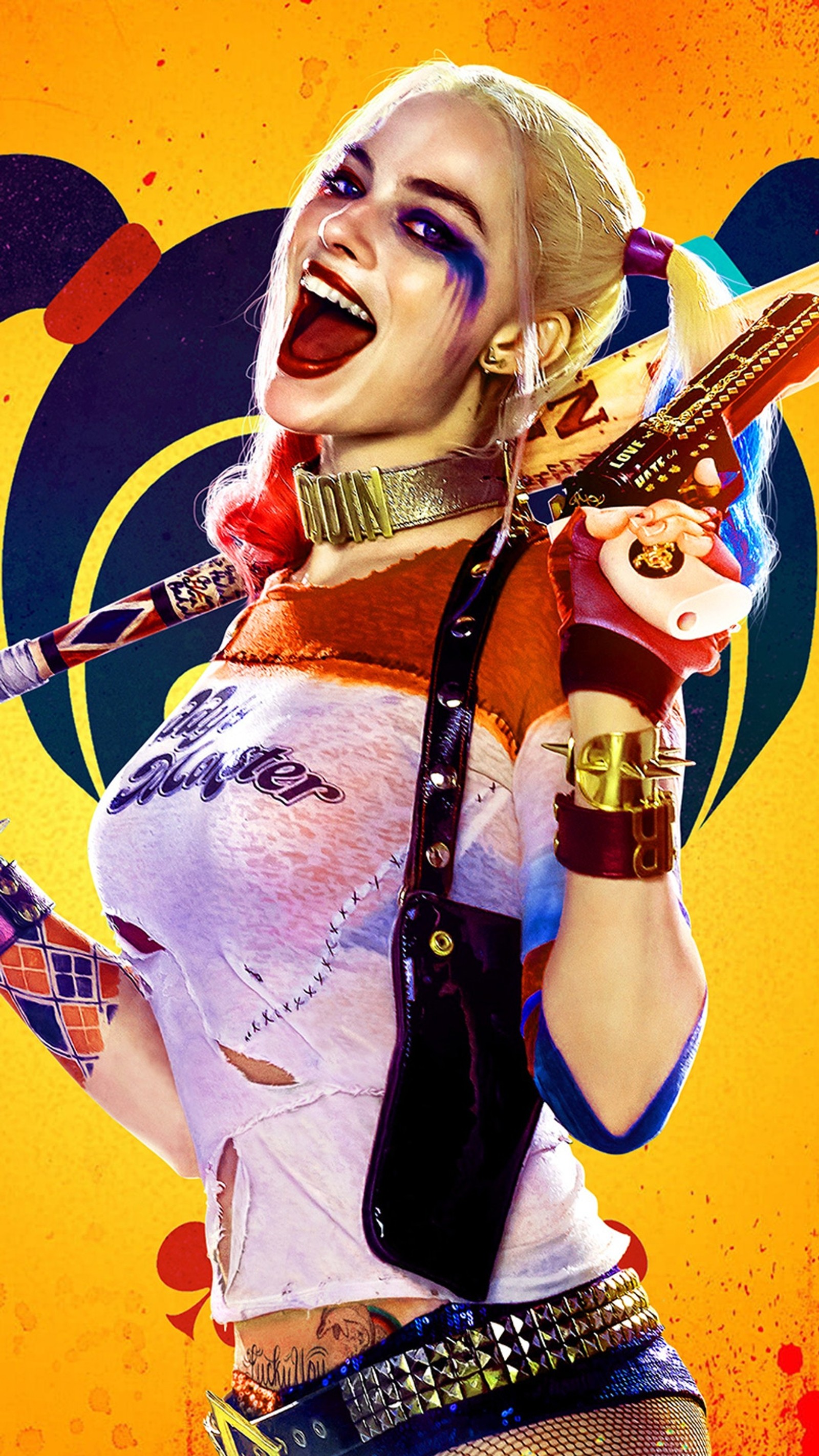 Une femme avec une guitare et un couteau à la main (margot robbie, harley quinn, joker, sourire, le geste)