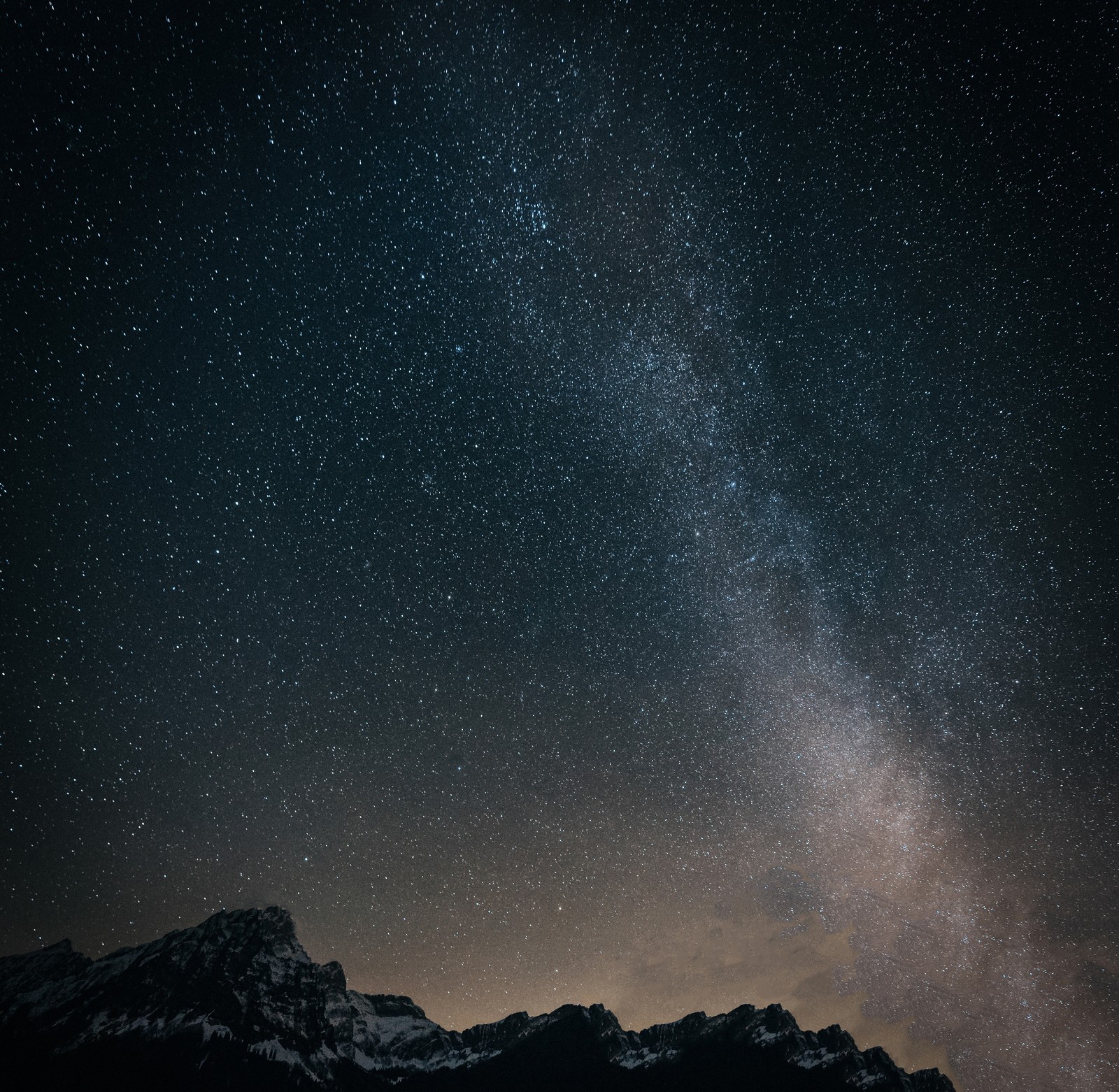 Uma vista de uma cadeia de montanhas com um céu cheio de estrelas (noite, céu, atmosfera, via láctea, céu noturno)