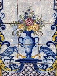 Azulejo decorativo azul Majorelle com motivos florais e de pássaros