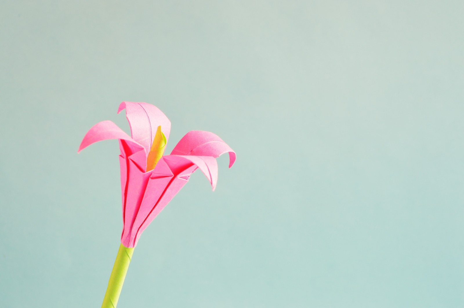 Una flor rosa en un jarrón sobre una mesa (origami, papel de origami, artesanía, flor, rosa)