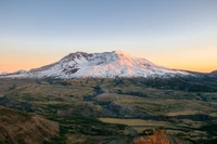 O Monte St. Helens ao amanhecer, exibindo seu pico coberto de neve e a natureza ao redor em uma paisagem pitoresca do Oregon.