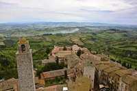 Ruines médiévales surplombant un village de montagne pittoresque