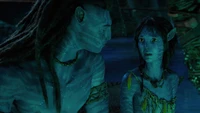 Jake Sully und Kiri in einer Unterwasserszene aus "Avatar: Das Weg des Wassers" (2022).