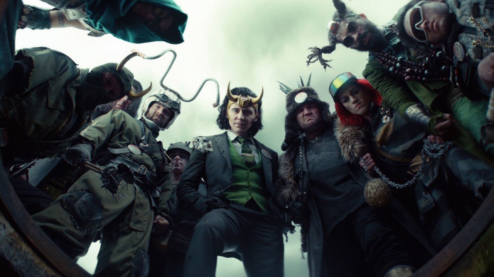 Image altérée d'un groupe de personnes vêtues de costumes steampunk (série loki, loki series, tom hiddleston, série télévisée, loki)