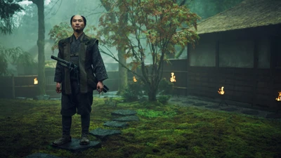 Hiroto Kanai se mantiene firme en un jardín brumoso y tranquilo, encarnando el espíritu de la serie "Shogun".