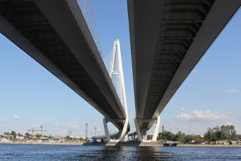 Лодка, проходящая под мостом по воде (мост, небесный путь, балочный мост, арочный мост, небо)