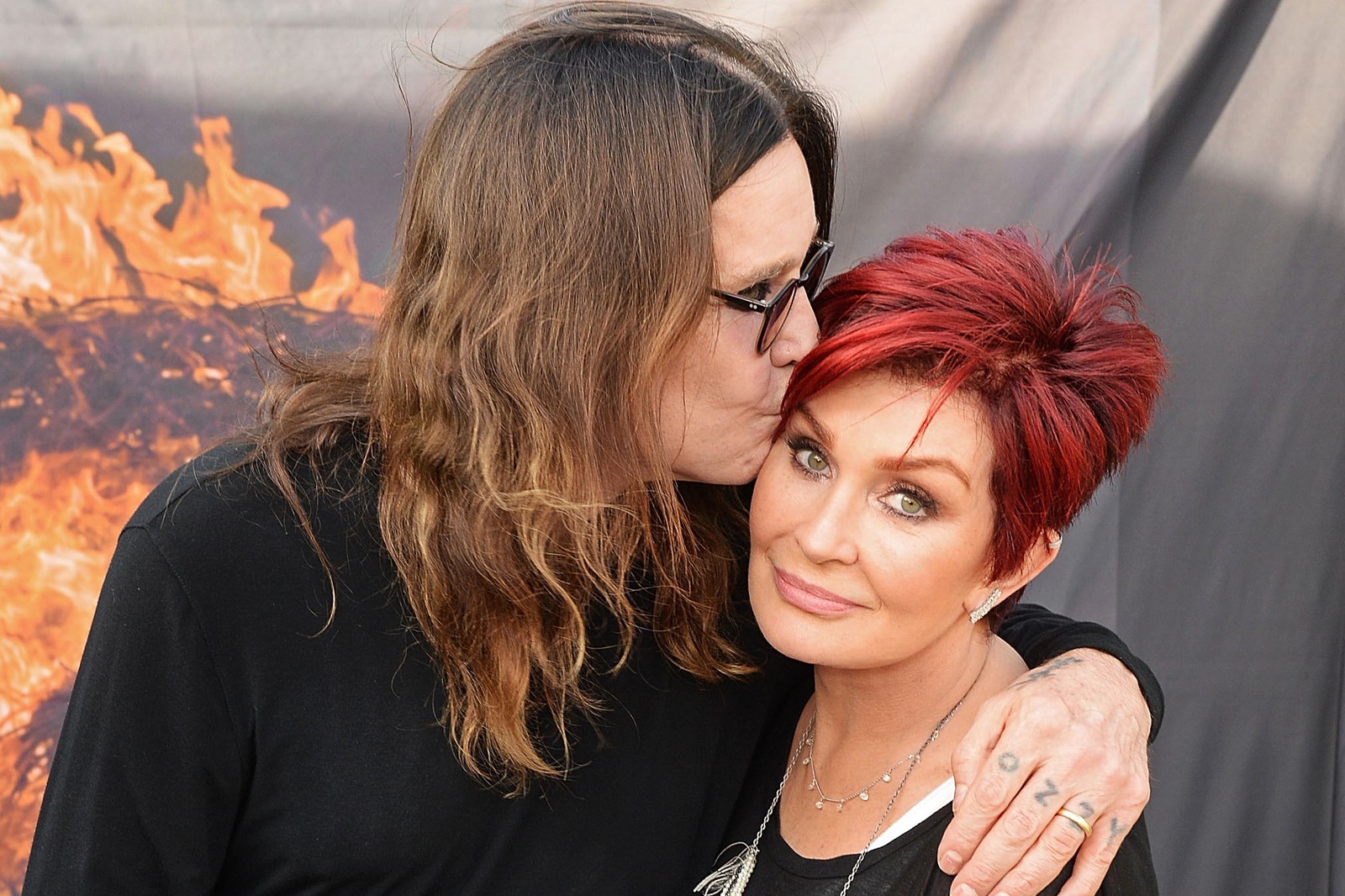 Femme arabe avec des cheveux rouges et un homme aux cheveux longs (sharon osbourne, ozzy osbourne, amusement, interaction, fille)