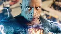 Dwayne Johnson como Adão Negro, exalando poder e intensidade com uma energia eletrizante em um cenário cinematográfico dinâmico.