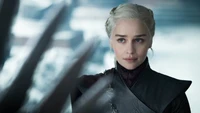 Daenerys Targaryen dans un paysage enneigé, mettant en valeur ses cheveux argentés emblématiques et son expression féroce.