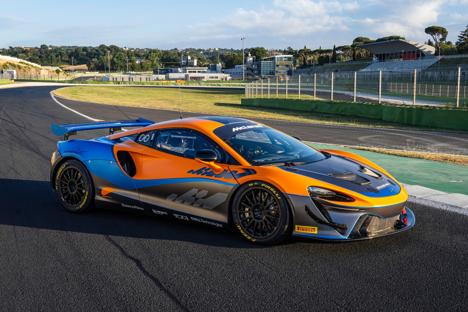 Синий и оранжевый mclaren едет по гоночной трассе (макларен артура gt4, mclaren artura gt4, спортивные автомобили, гоночная трасса, 2022)