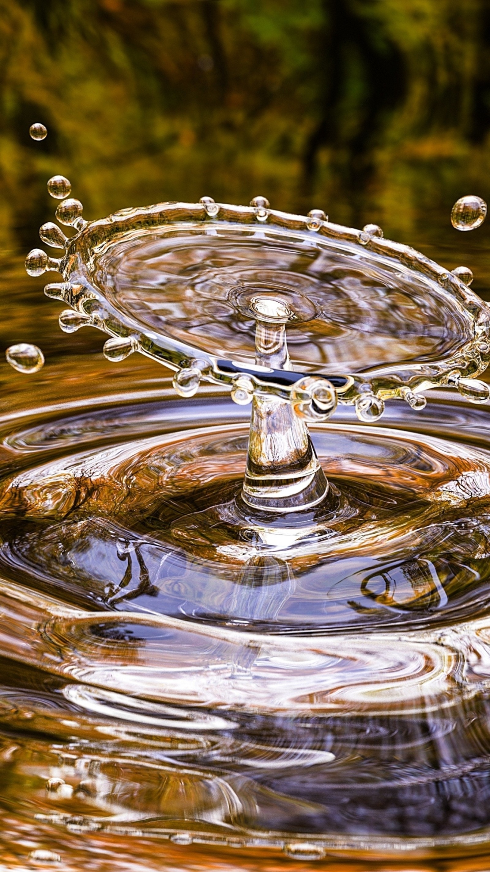 Близкий план капли воды с небольшим количеством воды (вода, жидкость, водные ресурсы, посуда, природа)