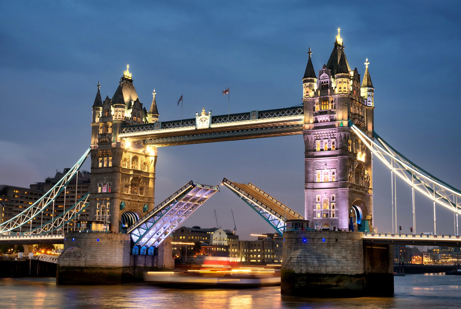 С высоты птичьего полета мост с подъемным мостом, открывающимся ночью (tower bridge, лондонская башня, лондонский мост, london bridge, мост)