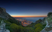 Paysage serein des hautes terres au crépuscule surplombant la ville côtière