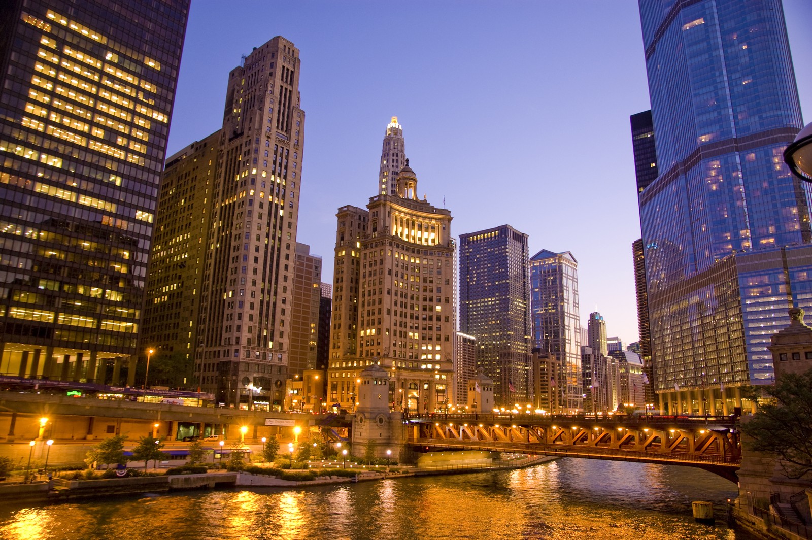 Edifícios e uma ponte sobre um rio em uma cidade à noite (cidade capital, nova york, new york city, chicago, metrópole)