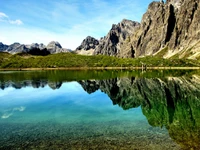 Reflexão serena da montanha na natureza intocada