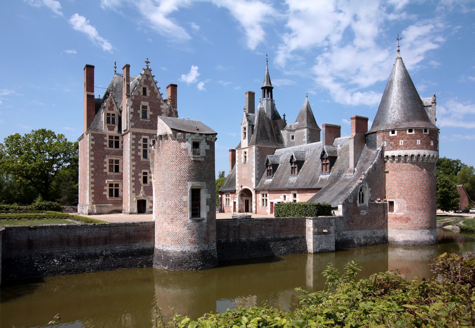 Castillo árabe con un foso y un puente frente a él (castillo, vía fluvial, foso, castillo de agua, edificio)