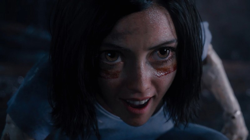 Женщина с кровью на лице и ножом в руке. (аліта боевой ангел, alita battle angel, фильм)