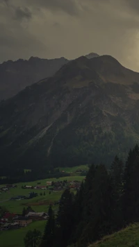 Majestätische Hochlandberge unter bewölkten Himmel