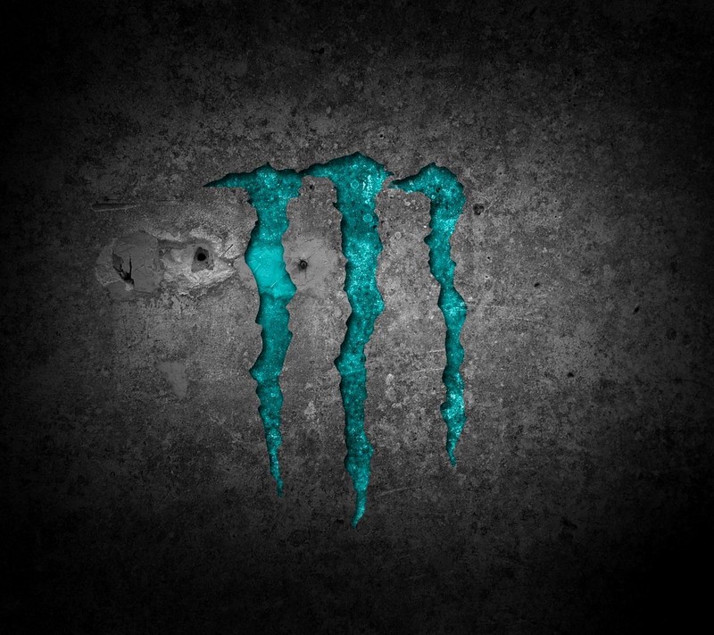 Близкий план банки monster energy на бетонной стене (синий, логотип, монстр)