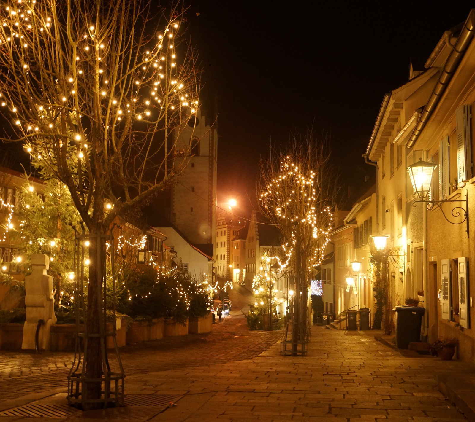 Vista árabe de una calle con un reloj torre y luces de navidad (navidad, relámpago)