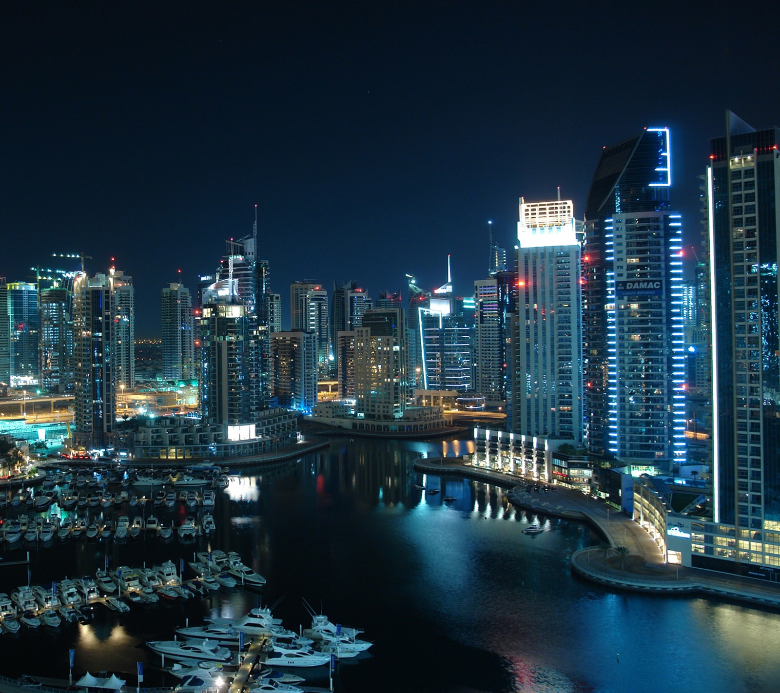 Paysage urbain artificiel de nuit avec des bateaux amarrés dans le port (incroyable, dubaï, dubai, port)