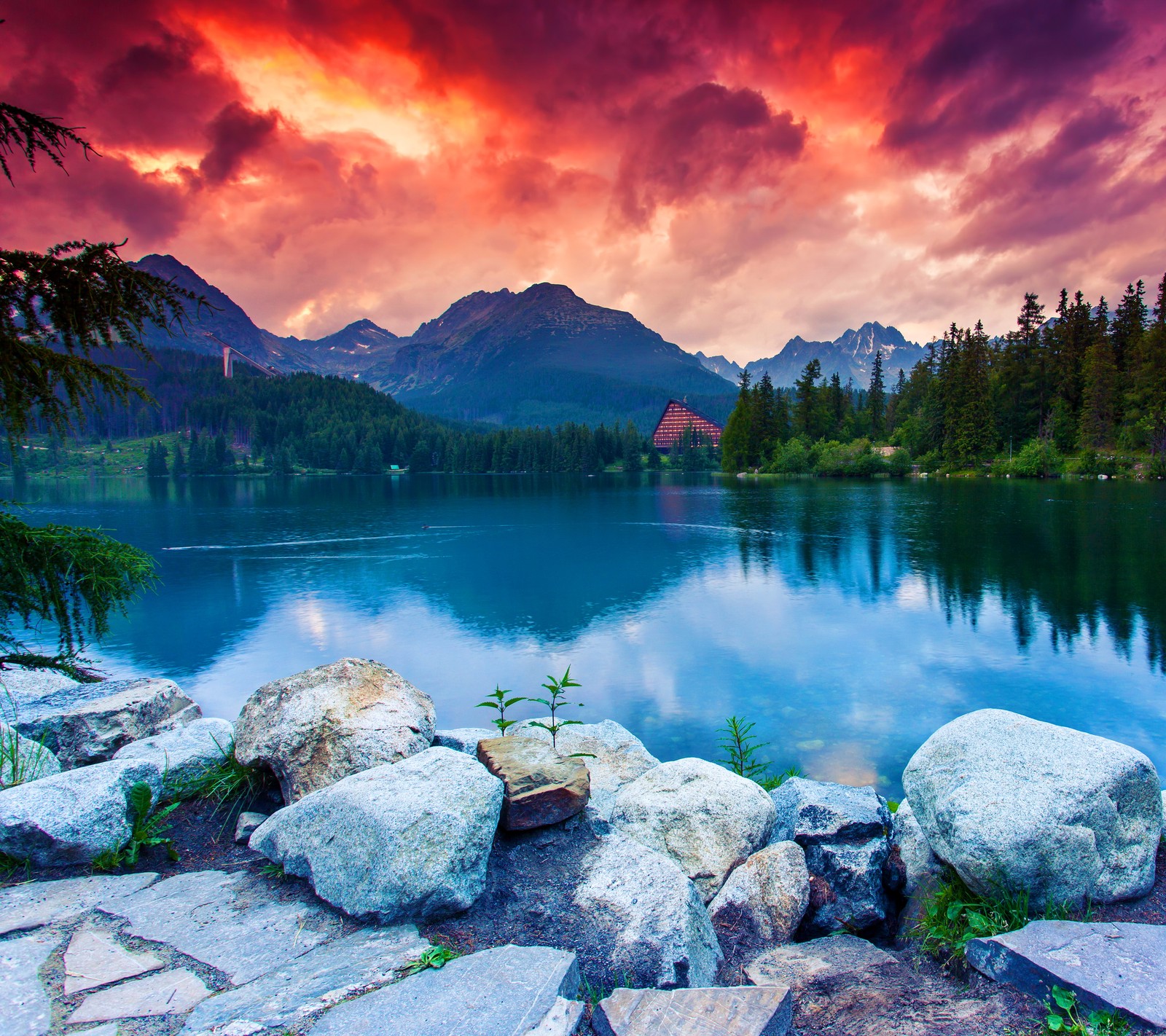 Vue d'un lac avec des rochers et des arbres au premier plan (lac, montagnes, nature, ciel, arbres)