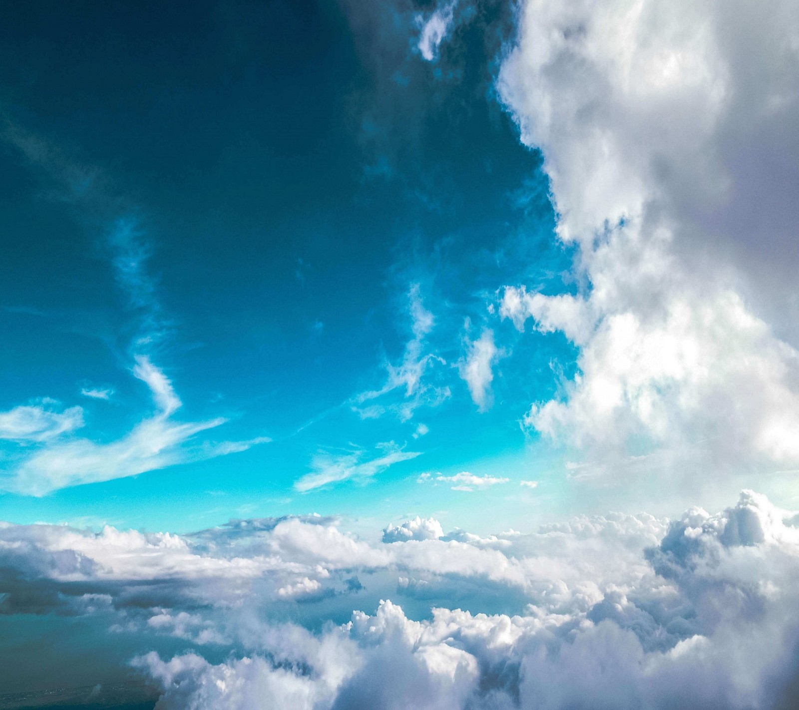 Il y a une vue d'un avion volant au-dessus des nuages (génial, mignon, joli, papier peint)